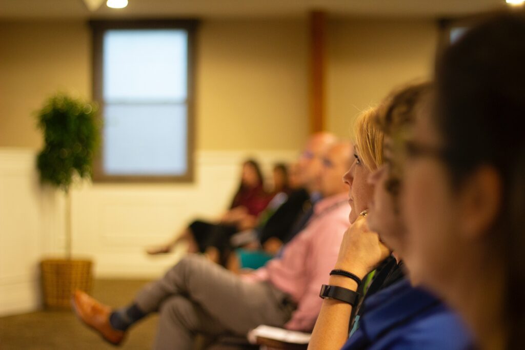 záběr na účatníky tiskové konference (vzorové foto)